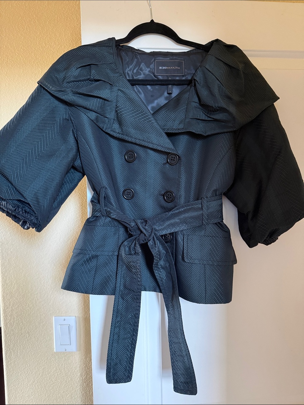 BCBGMaxAzria Black Double-Breasted Short Trench with Belt and puff sleeves. M